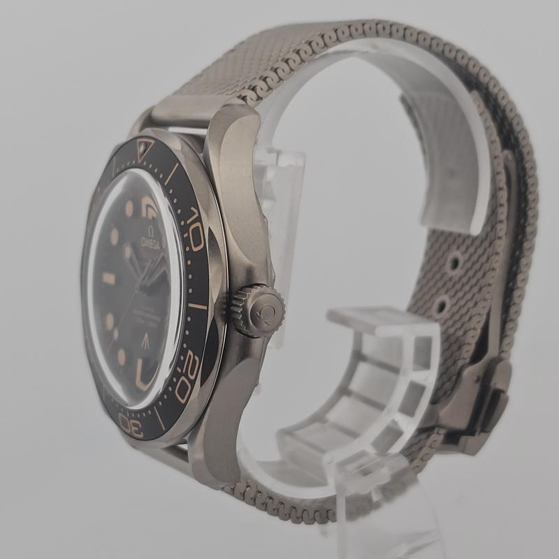 Omega Seamaster Diver 300m James Bond Edition 42mm 210.90.42.20.01.001
